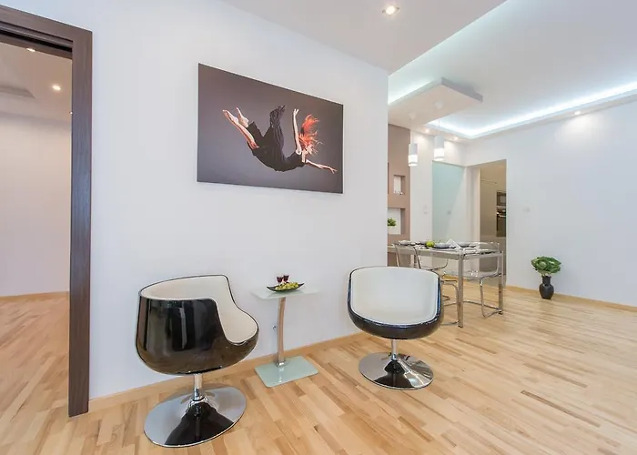 Old Town Square P&o Apartment *